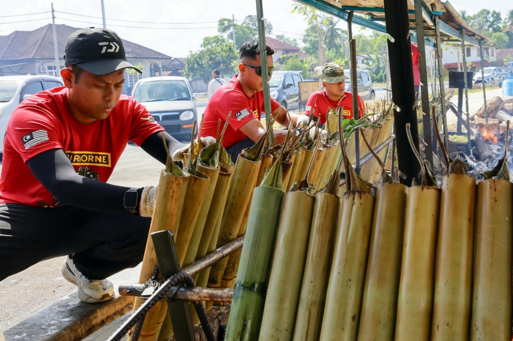 Members of the 18th Battalion of the Royal Malay Regiment (RAMD) (Para), Seri Pantai Camp were hard at work preparing lemang at the Sri Pantai Camp in Seberang Takir. — Bernama pic