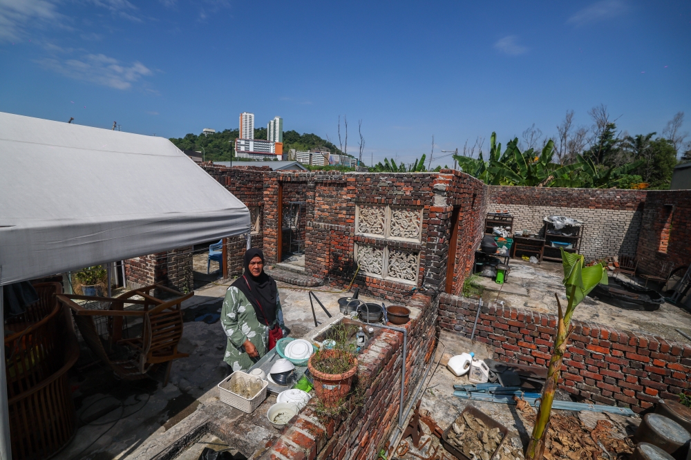 Aliyah Ismai’s catering business, which used to be their steady source of income, was reduced to nothing when all the equipment was destroyed. — Bernama pic