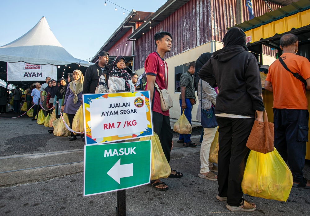 Some 2,000 chickens flew off the shelves within half an hour at the Madani Sale programme for Aidilfitri at the Bukit Gantang MP Service Centre in Perak on March 18, 2026, priced at only RM7 a kilogramme compared to the market rate which is around RM10/kg. — Bernama pic