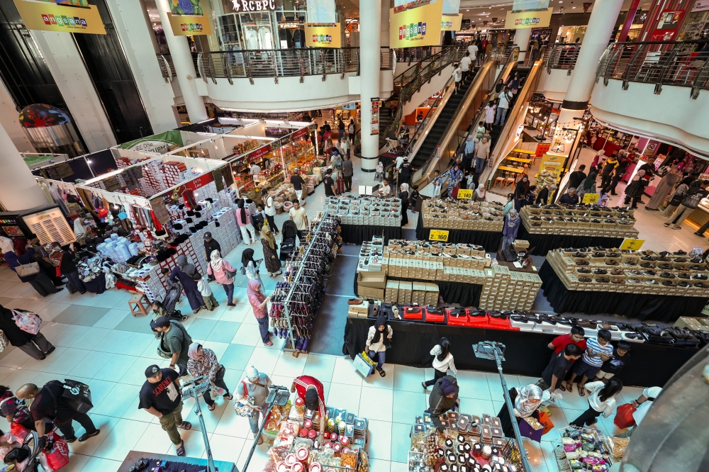 A number of Johoreans are reducing their spending this Raya Aidilfitri by shopping for bargains and keeping to the essentials only. — Bernama pic