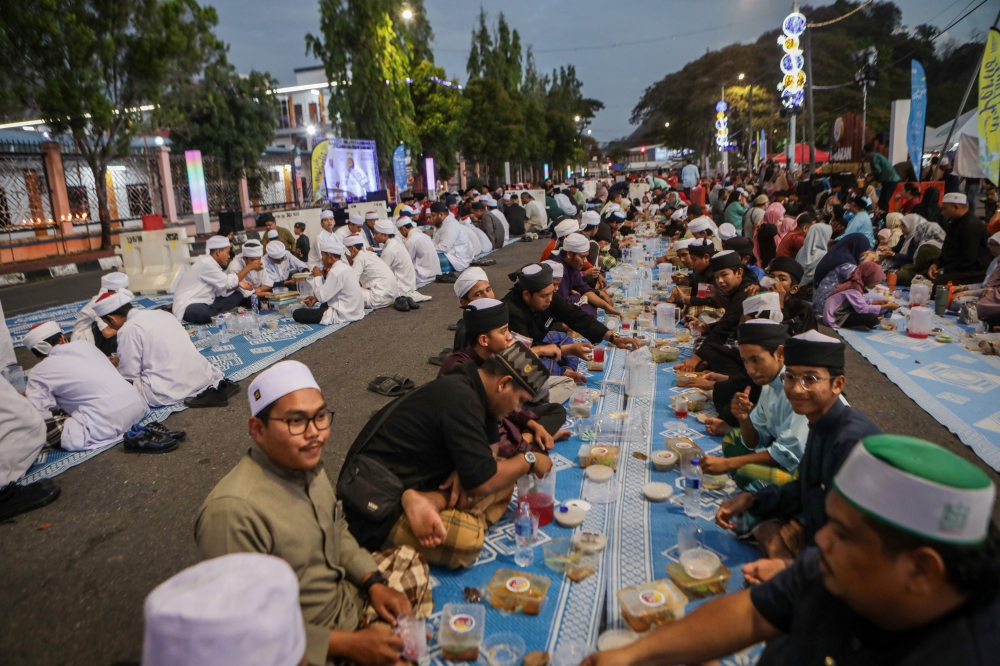 People break fast during the First Ramadan Iftar Programme 2026 organised by the Perlis State Government in collaboration with the Perlis National Department of Culture and Arts (JKKN) at Dataran Dato' Sheikh Ahmad in Kangar March 18, 2026. The Hari Raya Aidilfitri @ Istana Arau celebration at Istana Arau will be held from 9.30am to noon on the first day of Syawal after the Aidilfitri prayer. — Bernama pic