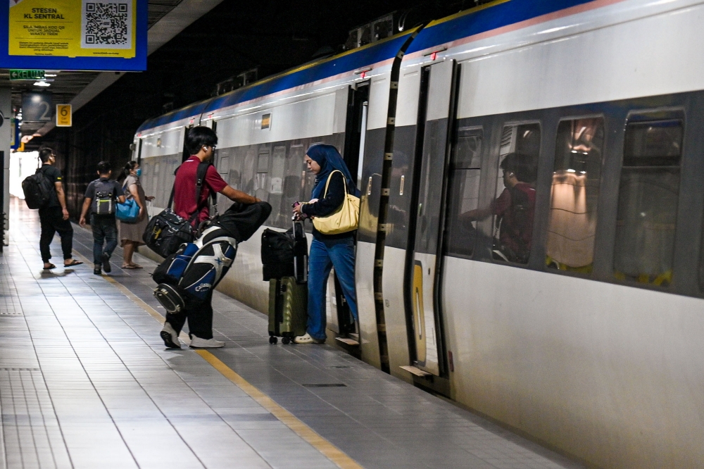 A total of 217,000 Electric Train Service (ETS) tickets for the Hari Raya Aidilfitri travel period have been sold as of 9am today, out of 257,000 tickets offered. — Bernama pic