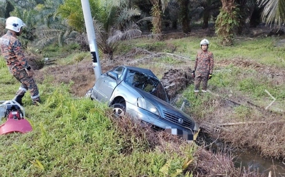 A couple were killed in an accident involving two vehicles at kilometre 77.3 of the Johor Bahru–Mersing road near Kota Tinggi this morning. — Picture courtesy of Fire and Rescue Department 