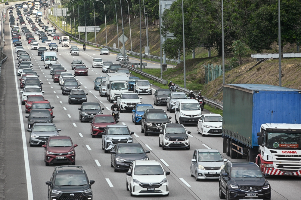 The North-South Expressway is seeing heavy traffic as city dwellers head back to their hometowns for Hari Raya Aidilfitri. — Bernama pic