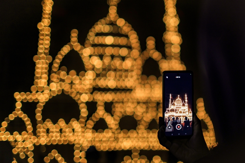 After a two-year hiatus due to floods during Ramadan, residents of Kampung Baru Sri Gading revive the tradition by rebuilding a masjid pelita (lamp mosque) to decorate the village entrance in preparation for Syawal in Batu Pahat on March 16, 2026. — Bernama pic
