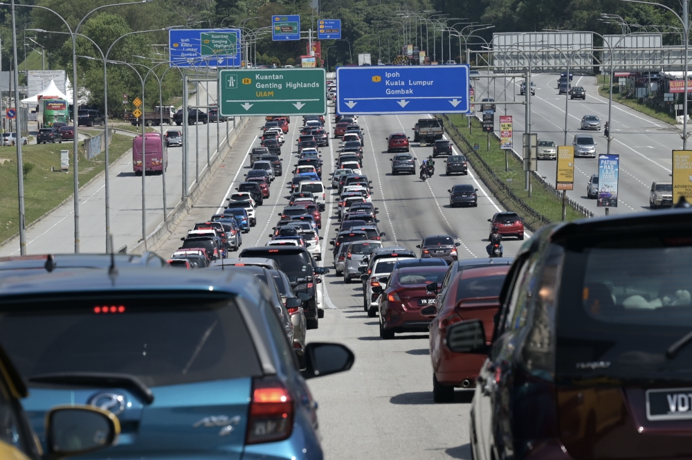 Traffic builds up heading toward the Gombak Toll Plaza in Kuala Lumpur on March 19, 2026. — Bernama pic