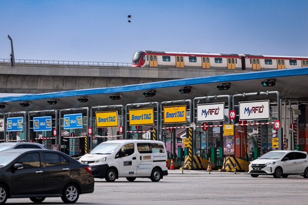 Vehicles pass through the Sungai Besi Toll Plaza in Kuala Lumpur on March 19, 2026. — Bernama pic