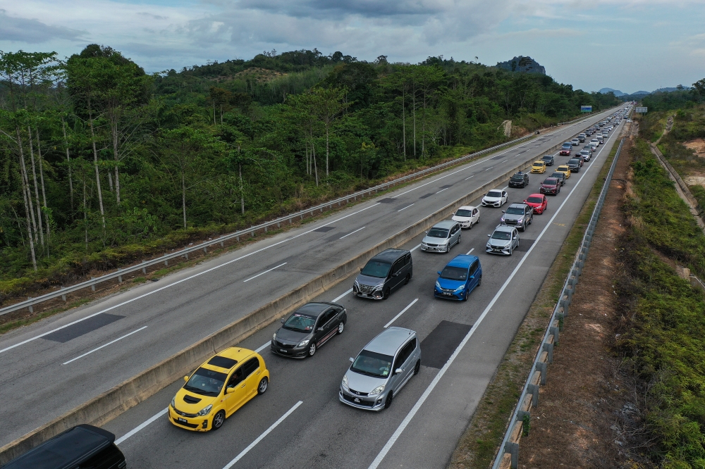 Traffic builds on the Lingkaran Tengah Utama (LTU) Expressway in Gua Musang on March 19, 2026. — Bernama pic