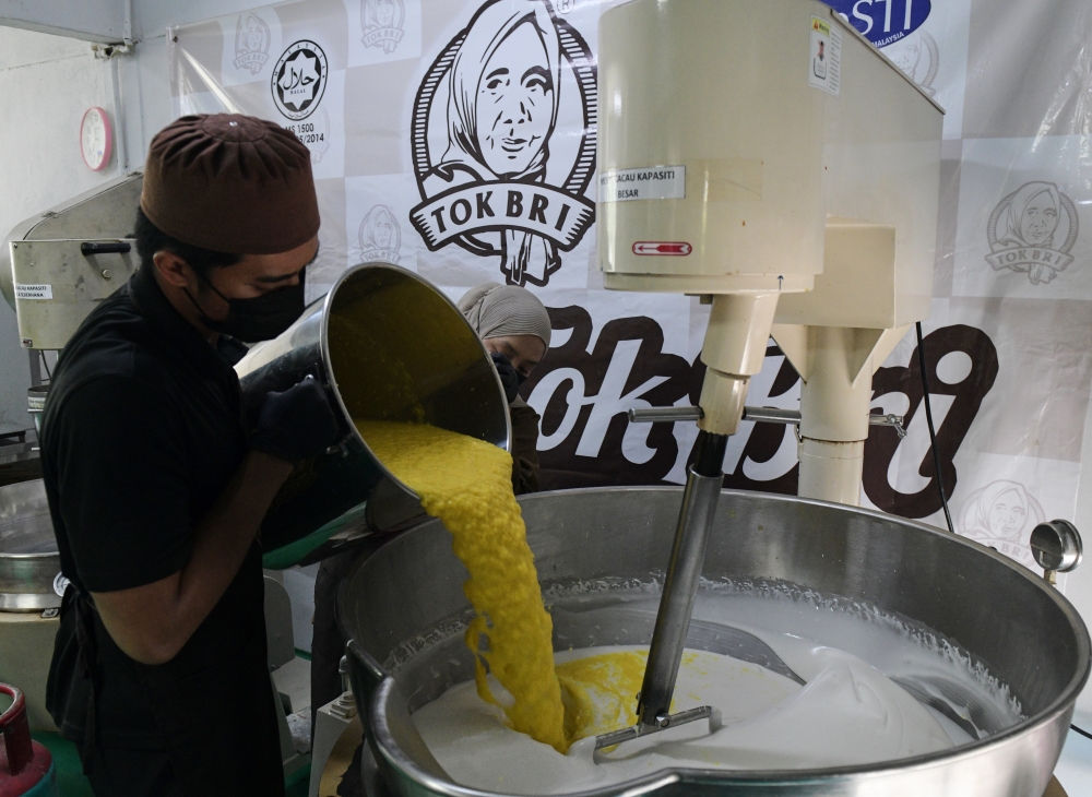 Fresh MD2 pineapple extract is blended with glutinous rice flour, coconut milk and sugar to produce pineapple dodol in Kuala Sungai Pinang, March 20, 2026. — Bernama pic