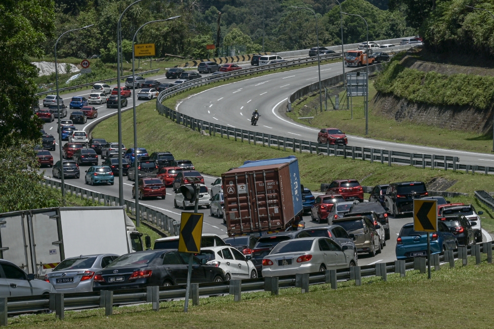 Traffic builds up on the Kuala Lumpur-Karak Expressway towards the East Coast as city residents begin their ‘balik kampung’ journeys ahead of Aidilfitri in Kuala Lumpur. — Bernama pic