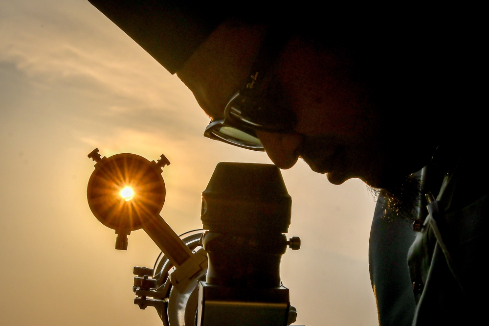 In Singapore, Mufti Dr Nazirudin Mohd Nasir said based on the imkanur rukyah criteria agreed upon by MABIMS (Ministers of Religious of Brunei, Indonesia, Malaysia and Singapore), the crescent moon of Syawal was too low above Singapore’s horizon at sunset yesterday and could not be sighted. — Bernama pic