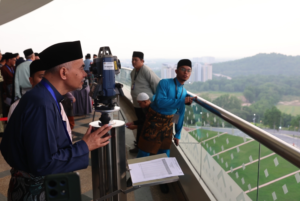 Deputy Mufti of the Federal Territory of Kuala Lumpur Kamaldin Mohd Damin saw the crescent moon at the Official Crescent Moon Sighting Ceremony for Syawal 1447 H/2026 M at the Putrajaya International Convention Centre (PICC) March 19, 2026. — Bernama pic