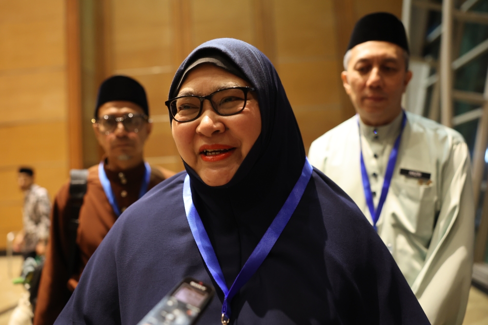 Natural Resources and Environmental Sustainability Ministry secretary-general Datuk Anis Rizana Mohd Zainuddin expressed her excitement at being able to witness the moon sighting process for the first time, describing it as a meaningful experience that opened a new perspective. — Bernama pic