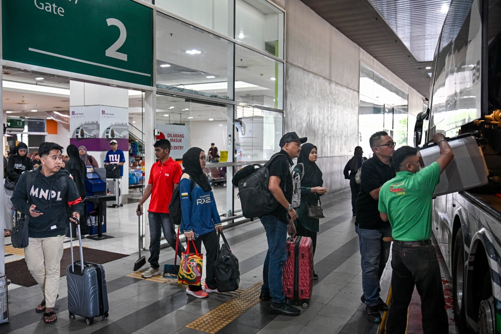 The South Integrated Terminal (TBS) is flooded with city dwellers who were starting their journey back to their hometowns in conjunction with the Aidilfitri celebration during a survey on March 19, 2026. — Bernama pic