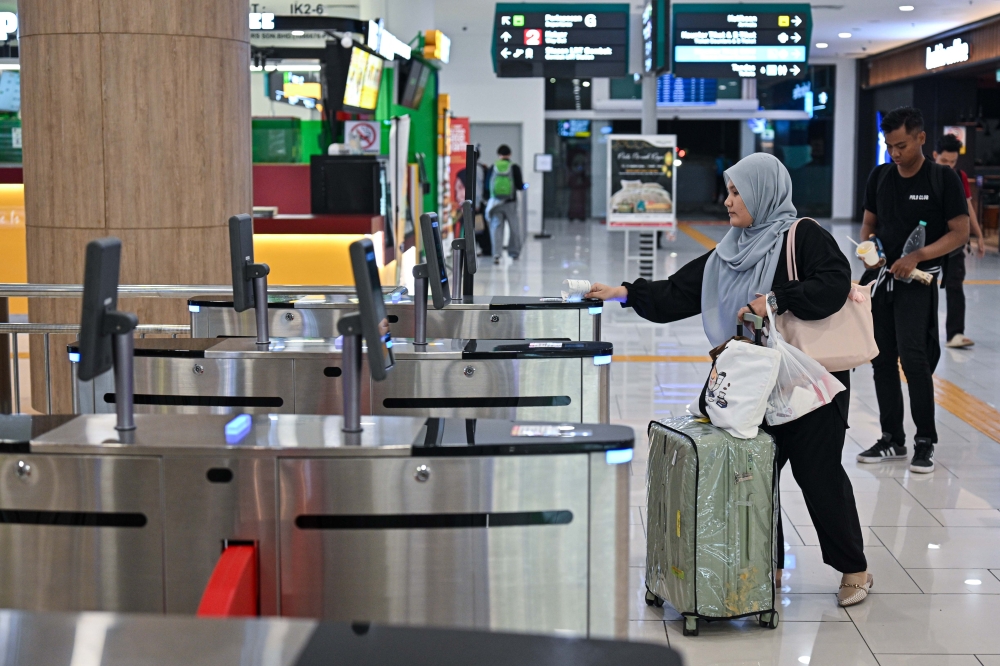 City dwellers have begun returning to their hometowns by boarding buses at the Gombak Integrated Terminal (TBG) in conjunction with the Aidilfitri celebration March 19, 2026. — Bernama pic