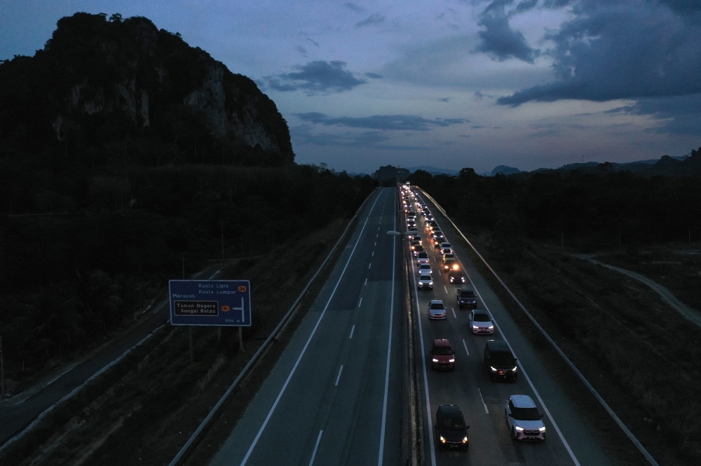 Police are expecting traffic in Gua Musang to rise till tonight due to the influx of people coming back to celebrate Aidilfitri, Gua Musang district police chief Supt Sik Choon Foo said. — Bernama pic