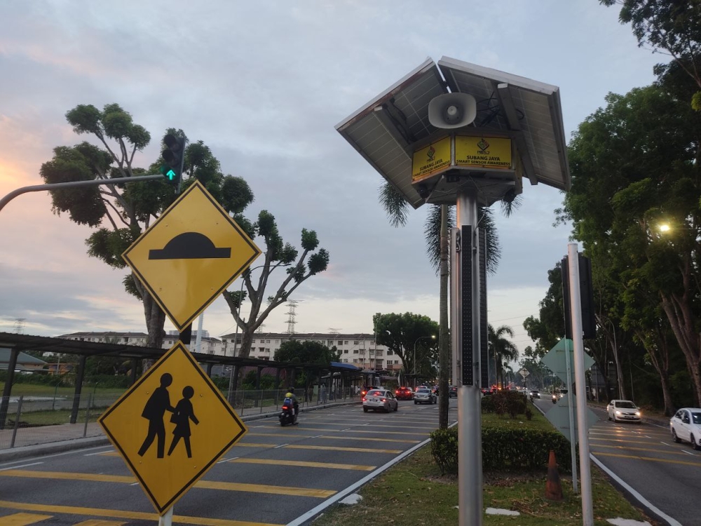 The newly installed Sensa smart warning system by MBSJ enhances road safety in front of SMK Puchong Permai. — Picture by Muhammad Yusry