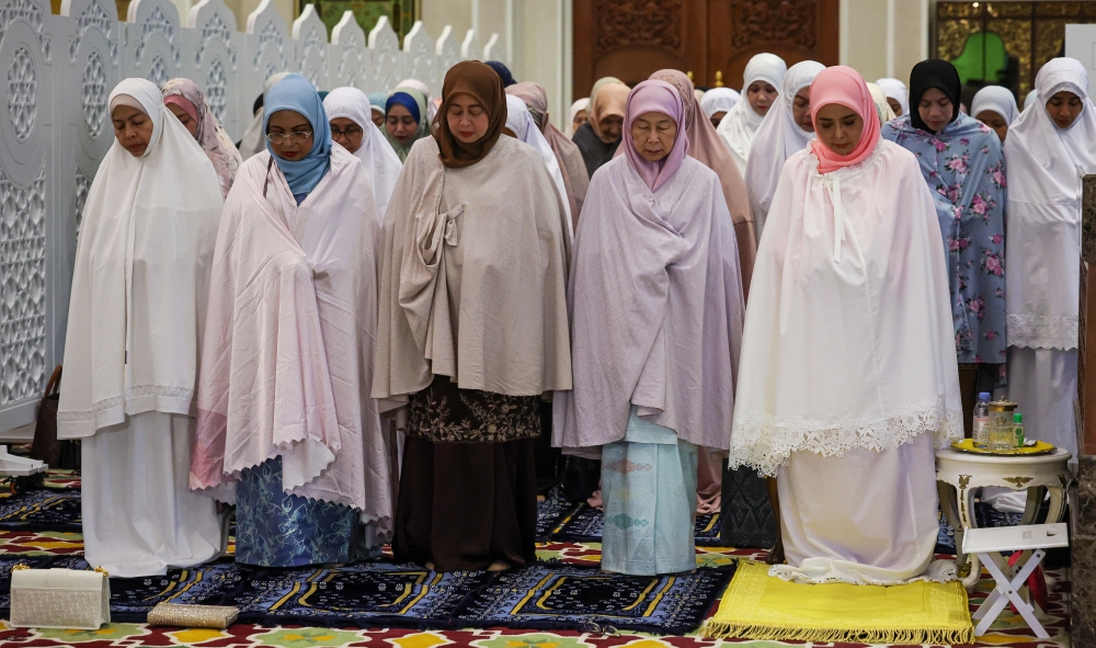 Her Majesty Raja Zarith Sofiah, Queen of Malaysia, (front, right) and Datuk Seri Dr Wan Azizah Wan Ismail (front, 2nd right) perform Aidilfitri Sunat Prayer at the Main Surau of the Istana Negara March 21, 2026. — Bernama pic