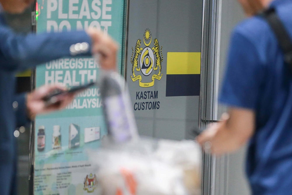 Maritime Network Sdn Bhd founder Datuk Seri Jeyenderan Ramasamy said the absence of a full-time Customs presence at Pengerang port, coupled with limited operating hours, has resulted in significant delays, with vessel clearance processes taking up to 10 hours. — Picture by Sayuti Zainudin