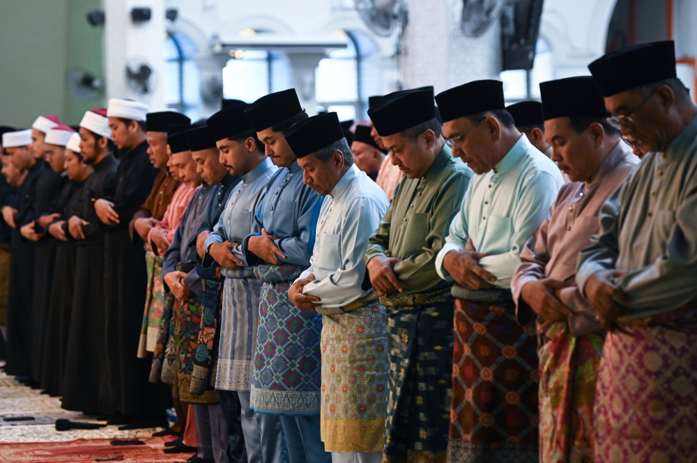 The Sultan of Terengganu, Sultan Mizan Zainal Abidin (centre) agreed to perform the Aidilfitri sunnah prayer at the Al-Muktafi Billah Shah Mosque, Ladang March 21, 2026. — Bernama pic