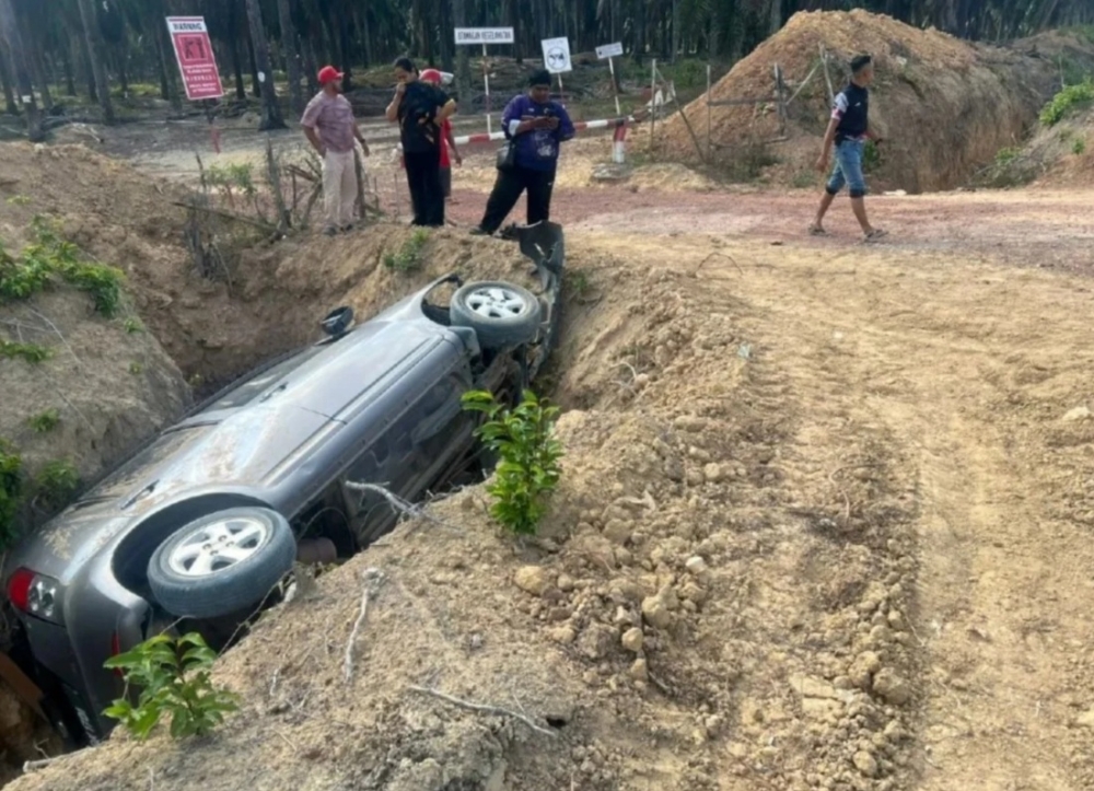 A 43‑year‑old foreign man died and five others were injured when a Perodua Myvi skidded off Jalan Garing in Machap Baru after the driver swerved to avoid a dog yesterday. — Picture courtesy of police