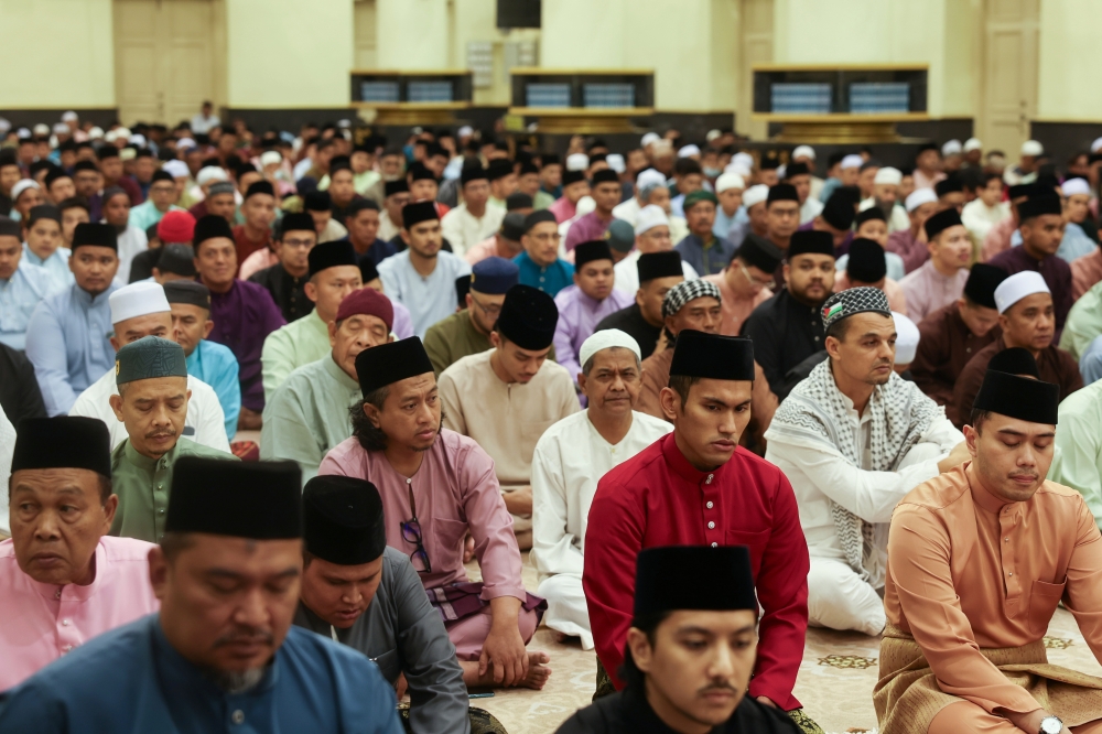 Muslims perform Aidilfitri sunnah prayers at the Jamek Muhammadi Mosque, Kota Bharu March 21, 2026. — Bernama pic