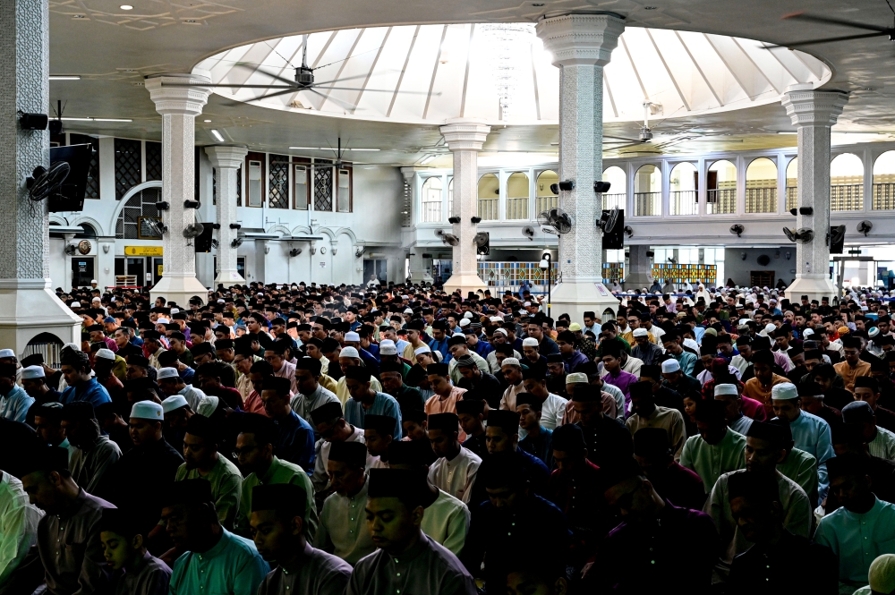 Muslims perform Aidilfitri sunnah prayers at the Al-Muktafi Billah Shah Mosque, Ladang in Kuala Terengganu March 21, 2026. — Bernama pic
