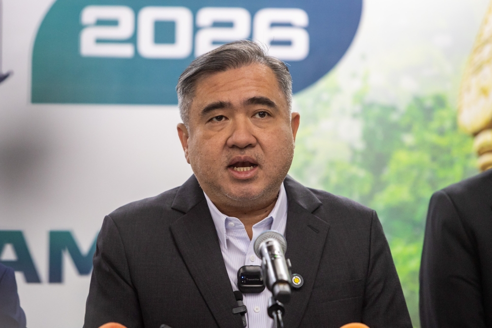 DAP secretary-general Anthony Loke Siew Fook (pictured) called for Lim Guan Eng and Penang Chief Minister Chow Kon Yeow to resolve their dispute over revised quit rent rates internally. — Picture by Firdaus Latif