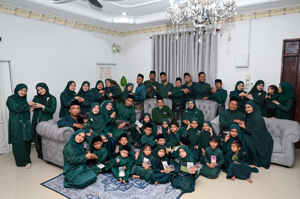 Every time Hari Raya Aidilfitri approaches, this large family in Kampung Tok Dir do not miss the opportunity to maintain the tradition of wearing matching outfits. — Bernama pic