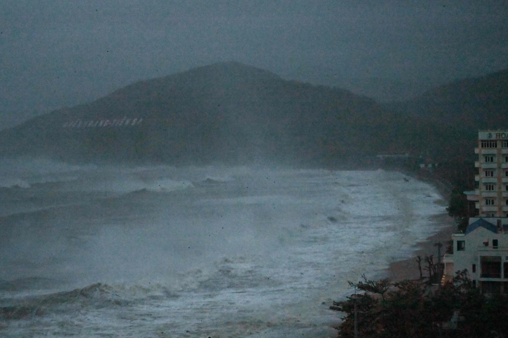 If you’re feeling climate anxiety, you’re not alone. The headlines are a relentless drumbeat of melting ice, supercharged storms, and rising seas.  — Bernama pic