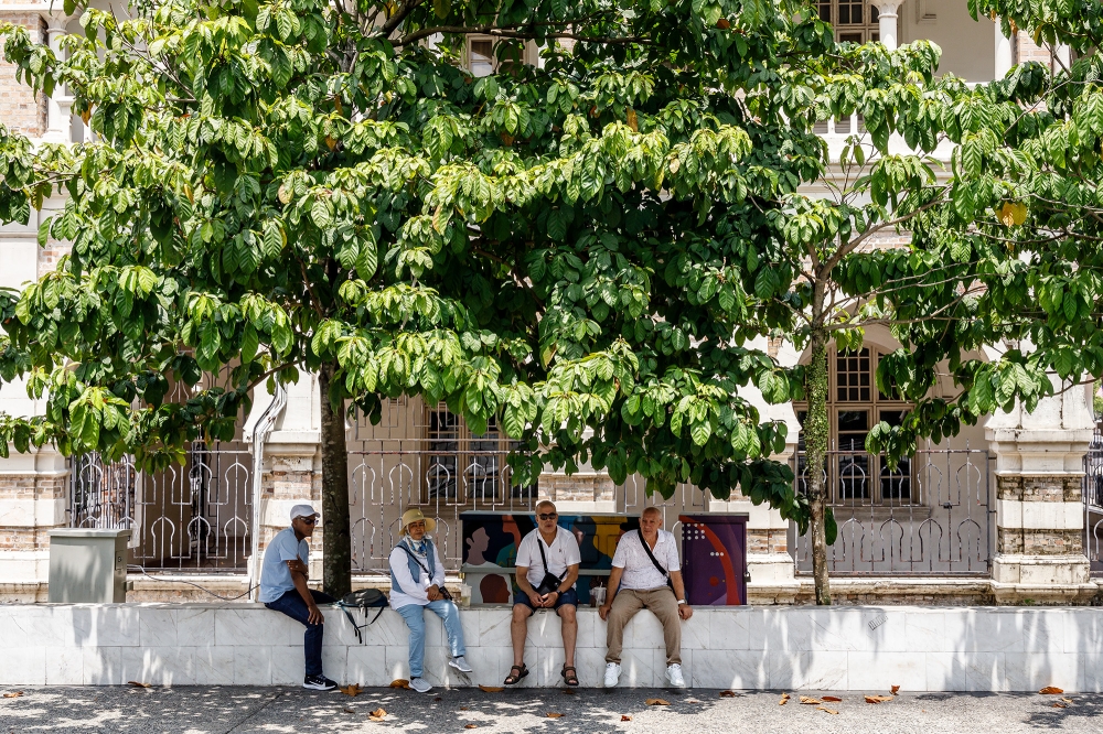 People rest in the shade during a heatwave in Kuala Lumpur, July 30, 2024. — Picture by Firdaus Latif