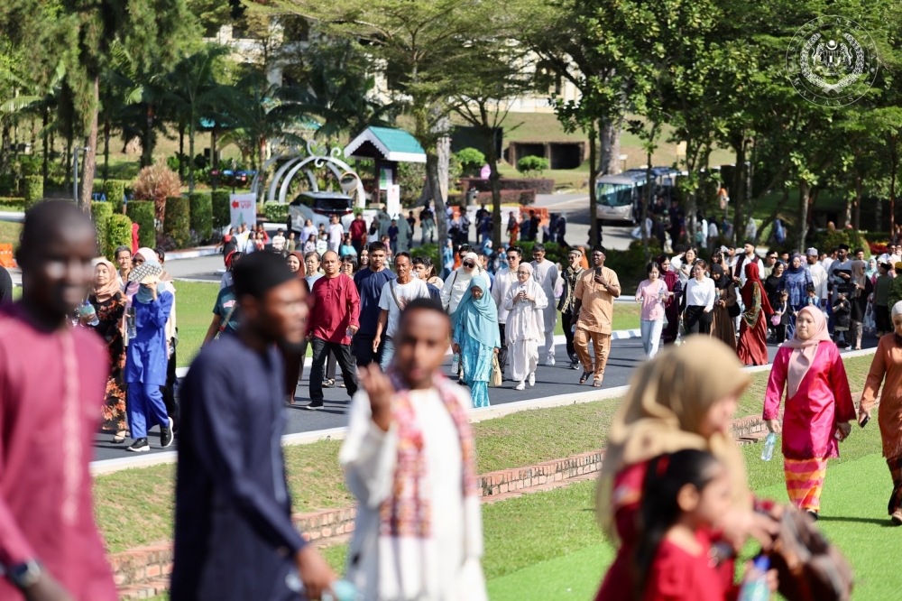 More than 20,000 people of various races attended the Istana Johor open house. — Picture via Facebook/Sultan Ibrahim Sultan Iskandar