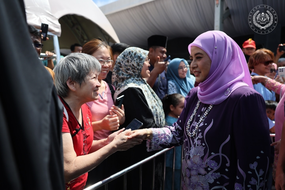 Queen Raja Zarith Sofiah shares handshakes and smiles with the crowd at the Johor palace Aidilfitri open house today. — Picture via Facebook/Sultan Ibrahim Sultan Iskandar
