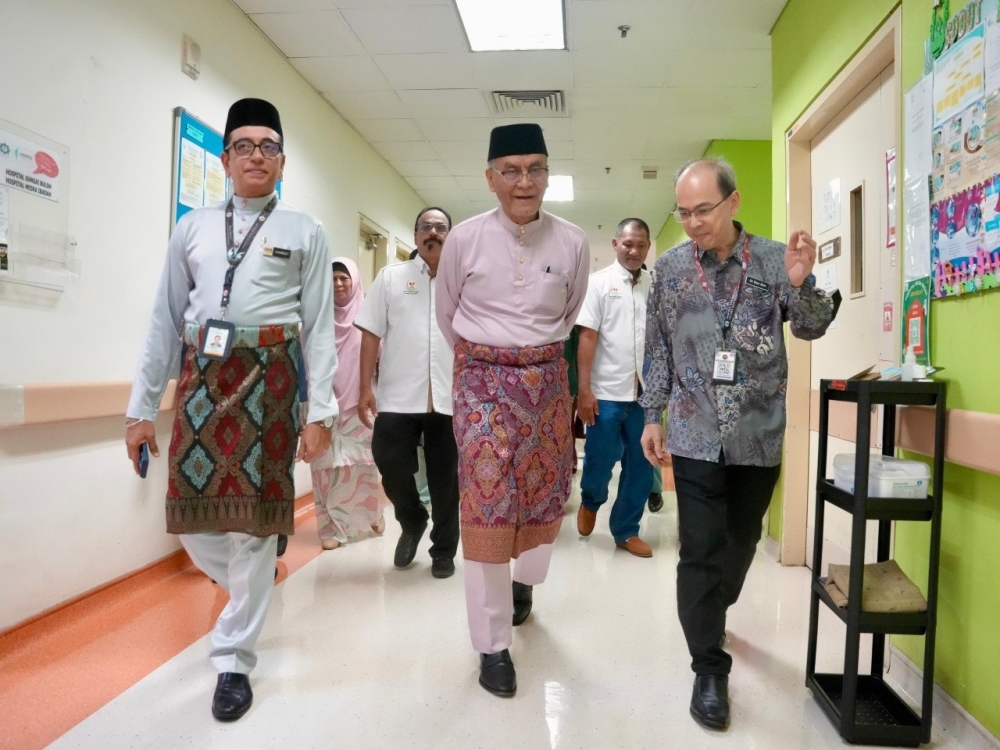 Health Minister Datuk Seri Dzulkefly Ahmad (centre) said the MOH is studying a RM485,000 proposal to upgrade the ageing TLSM Training Centre at Hospital Sungai Buloh. — Picture via Facebook/Dr Dzulkefly Ahmad