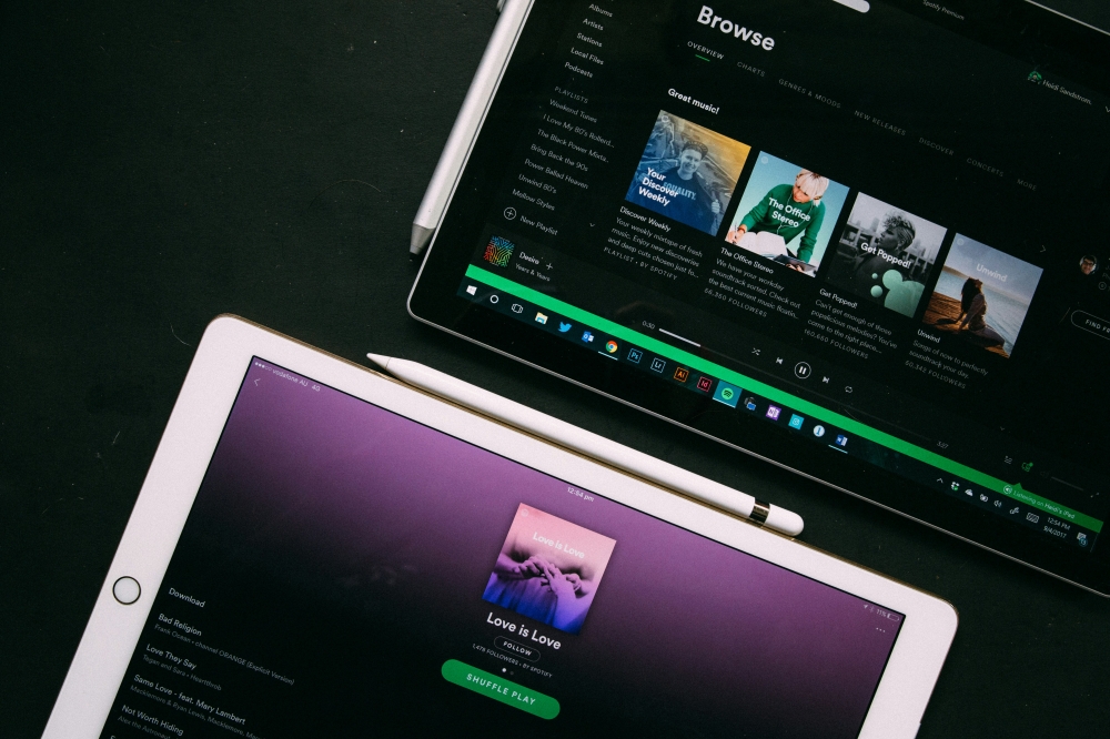 The author says music can enhance both creativity and critical thinking, but its effects depend on the type and context of music, so choosing the right soundtrack for each task is essential for optimal cognitive performance. — Unsplash pic