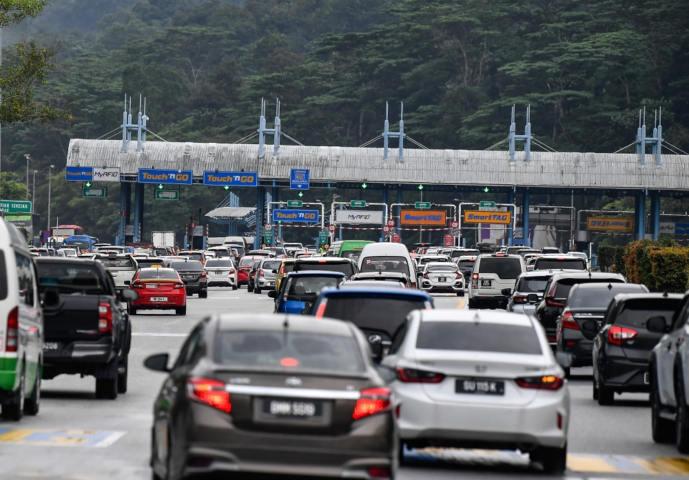 A Malaysian Highway Authority (LLM) spokesperson said congestion along the North-South Expressway (PLUS) E1 affected both northbound and southbound directions due to a surge in return traffic ahead of the resumption of work tomorrow. — Bernama pic