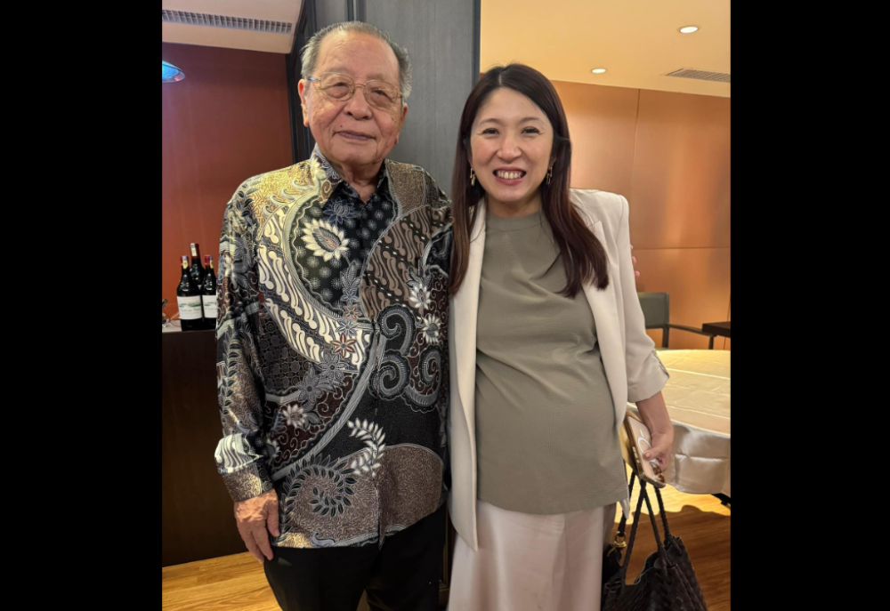 Yeo Bee Yin with DAP veteran Lim Kit Siang at an event when she was pregnant with her twin boys. — Picture via Facebook/ Yeo Bee Yin