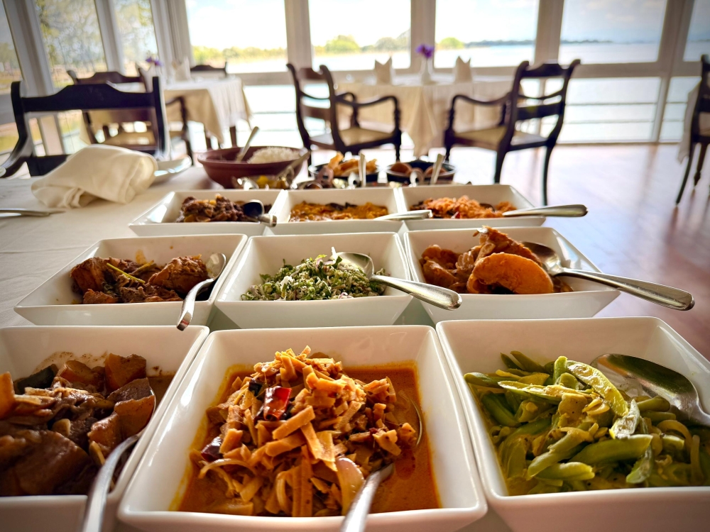 The food experience in Sri Lanka is a vibrant, sensory-driven journey defined by bold spices, creamy coconut milk, and a diverse range of fresh, tropical ingredients.