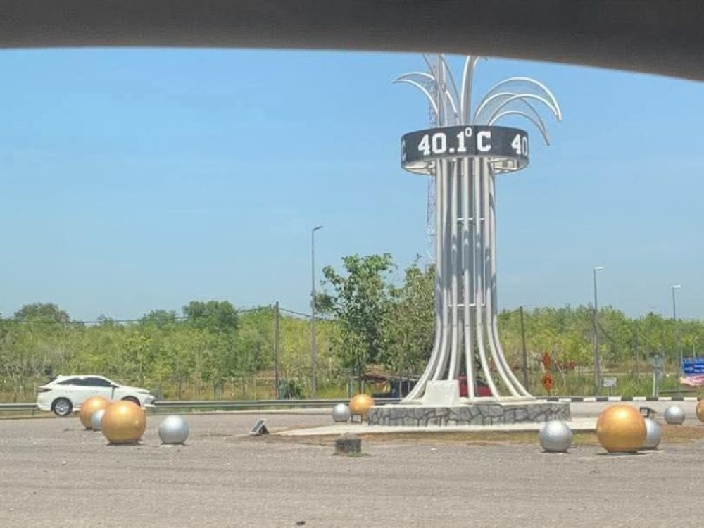 An outdoor LED display in Chuping, Perlis shows the temperature at over 40° Celsius on March 23, 2026. — Picture from Facebook/Mohd Fadli Salleh﻿