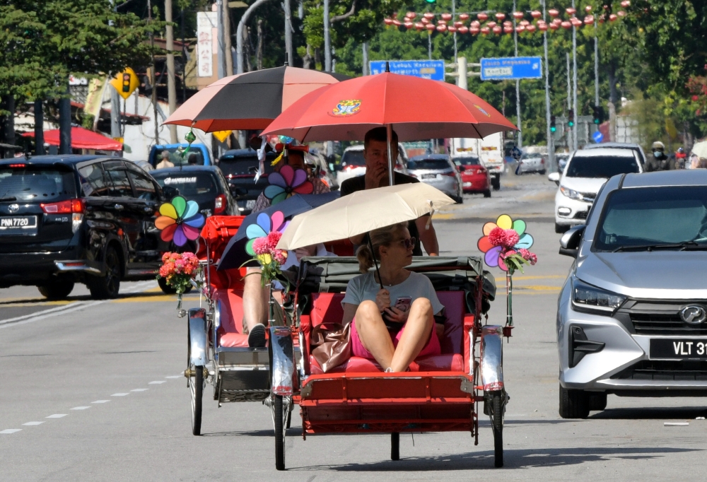 Scorching temperatures in Penang have done little to deter tourists with popular attractions continuing to draw strong crowds during the Hari Raya and school holiday period. — Bernama pic