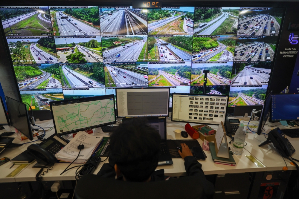 Traffic flow on several major expressways nationwide showed an increasing trend, with slow-moving traffic reported following a rise in the number of vehicles heading towards the Klang Valley. — Bernama pic