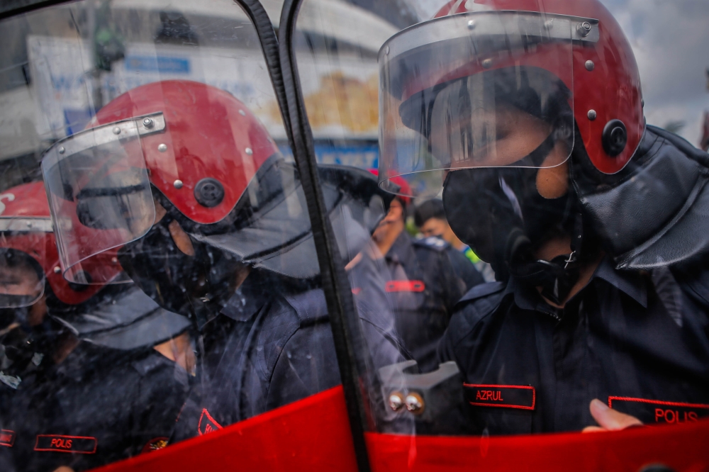 Acting Kuala Langat district police chief DSP Mohd Sufian Amin said the suspects, aged between 39 and 45, were detained following a police report lodged at 2.51 pm by a 38-year-old man. ― Picture by Hari Anggara.