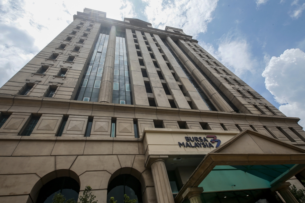 The local bourse gained in early trade, with investors focusing on oil and gas and plantation counters. — Picture by Hari Anggara