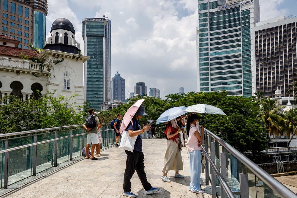 Three districts in Kedah are currently recording a Level 2 heat wave, while 16 other areas across Peninsular Malaysia are at Level 1 which is on alert as of this morning. — Picture by Firdaus Latif