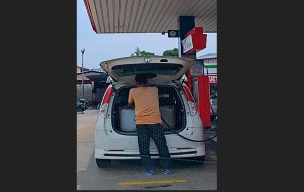 The Ministry of Domestic Trade and Cost of Living has confirmed that the man in a viral video shown filling a drum with RON95 at a Jalan Tengah petrol station in Bayan Lepas did not breach any laws. — Picture via social media
