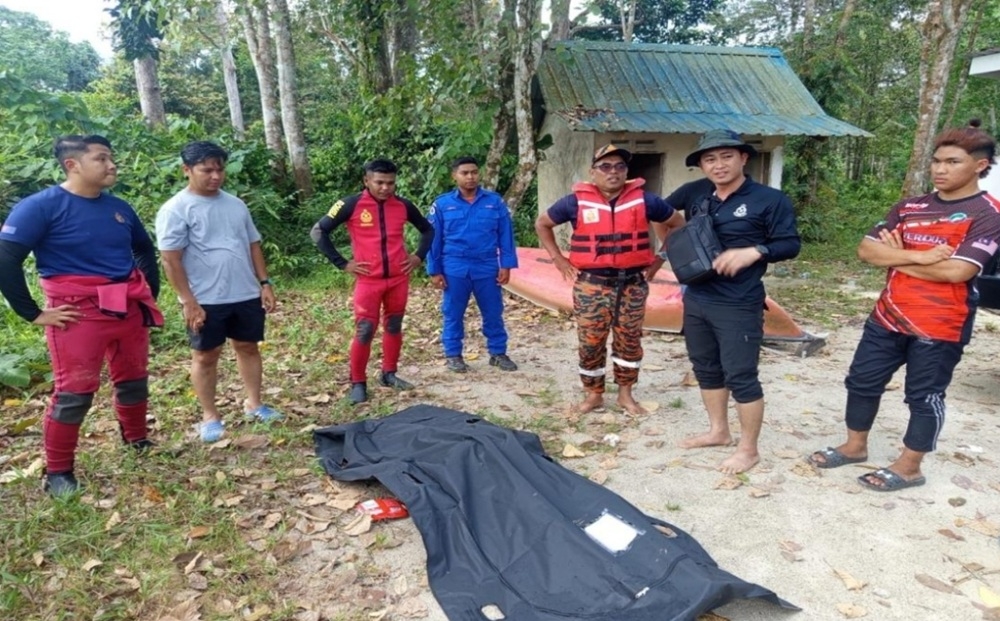 Police said a 15-year-old boy who was reported missing while bathing in a river near the Kampung Peta Jetty in Endau here was found drowned today. — Picture courtesy of Johor Fire and Rescue Department 