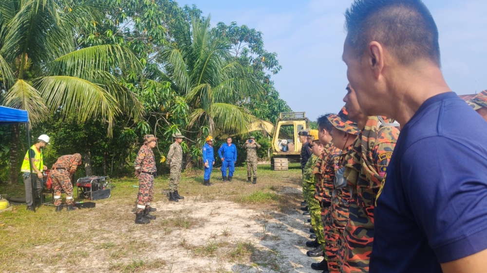 Personnel from different agencies undergoing a safety briefing before the start of the operation. — The Borneo Post pic