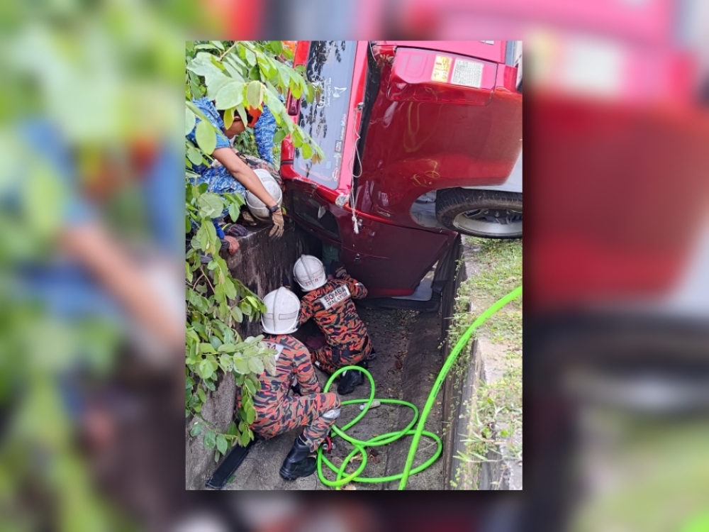 Firefighters used hydraulic rescue tools to extricate the victim from the vehicle. — Daily Express pic