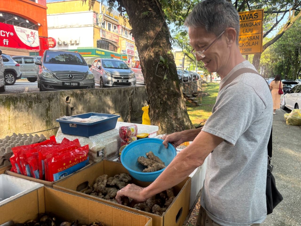 Small trader Wong Kok Keong, 55, said the price of ginger grown in Cameron Highlands has jumped from RM16 to RM18 per kg in just a week compared to imports from China. — Picture by Dhesegaan Bala Krishnan