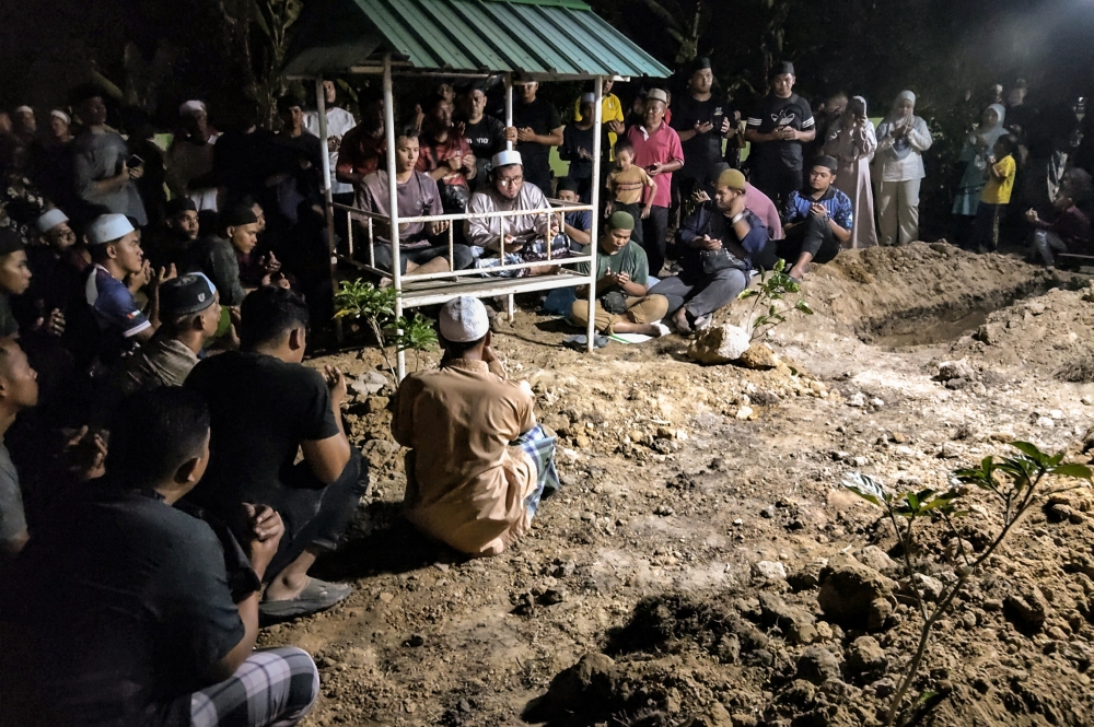 About 300 people, comprising relatives and villagers, attended the burial ceremony, which began after Maghrib prayers. — Bernama pic